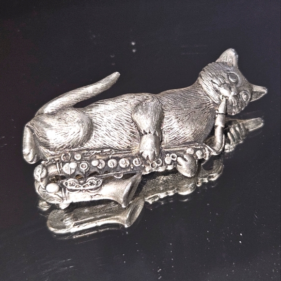 JJ Pewter Cool Cat Playing Saxophone Brooch - Picture 5 of 5